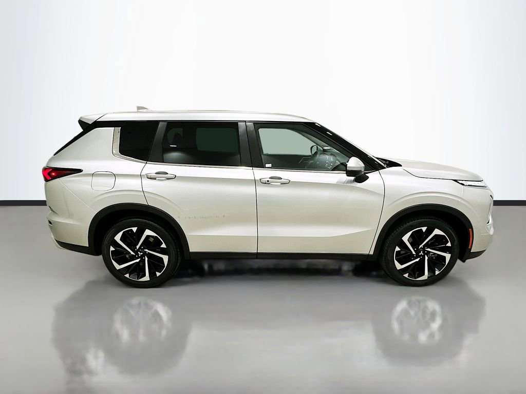 Used 2023 Mitsubishi Outlander SE image 8