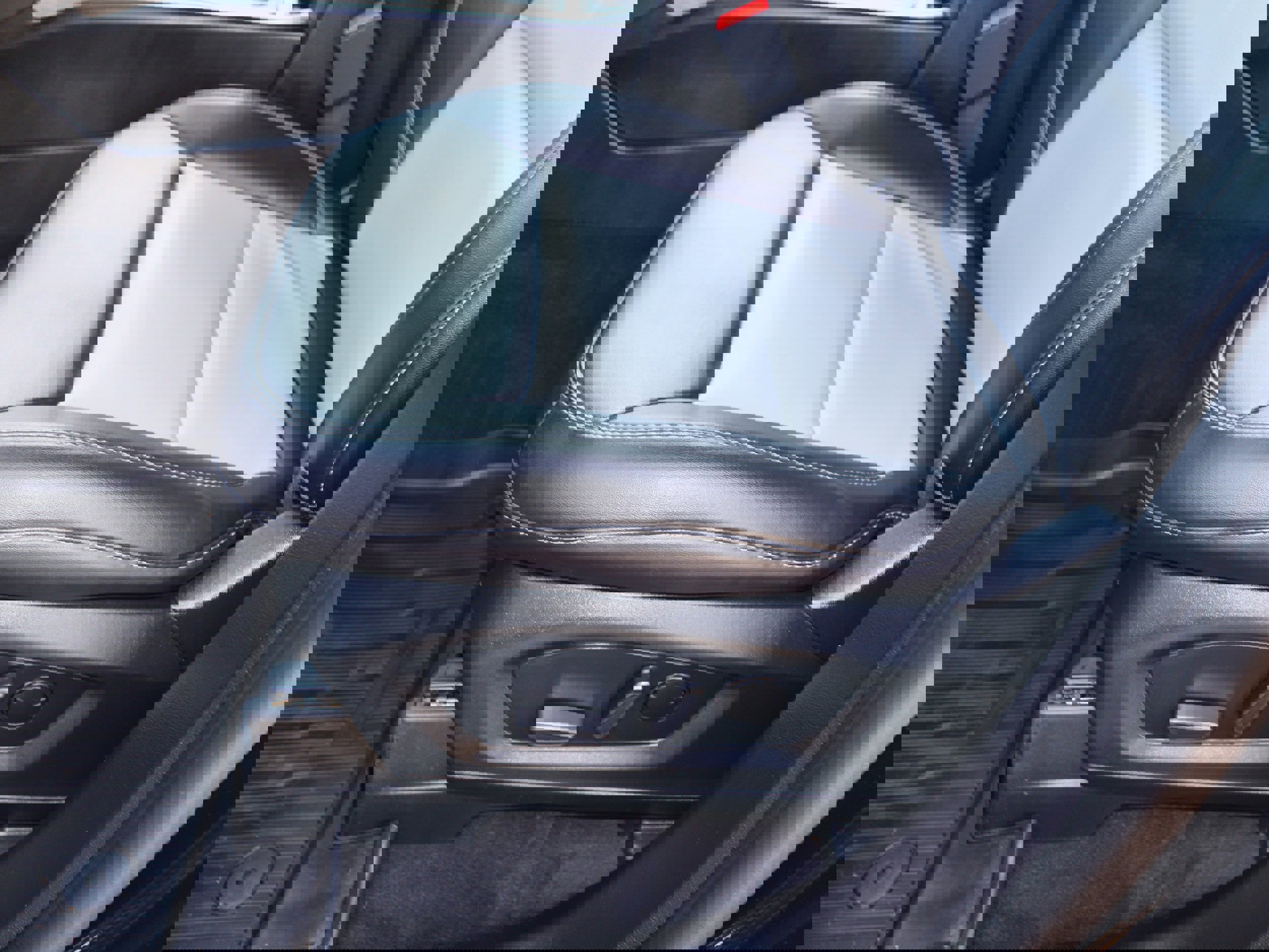 Used 2023 Ford Explorer XLT w/ Equipment Group 202A image 13