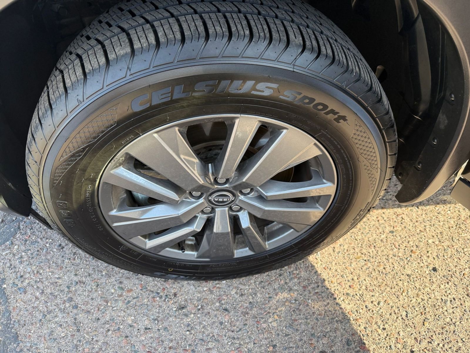 Used 2025 Nissan Pathfinder SV image 32