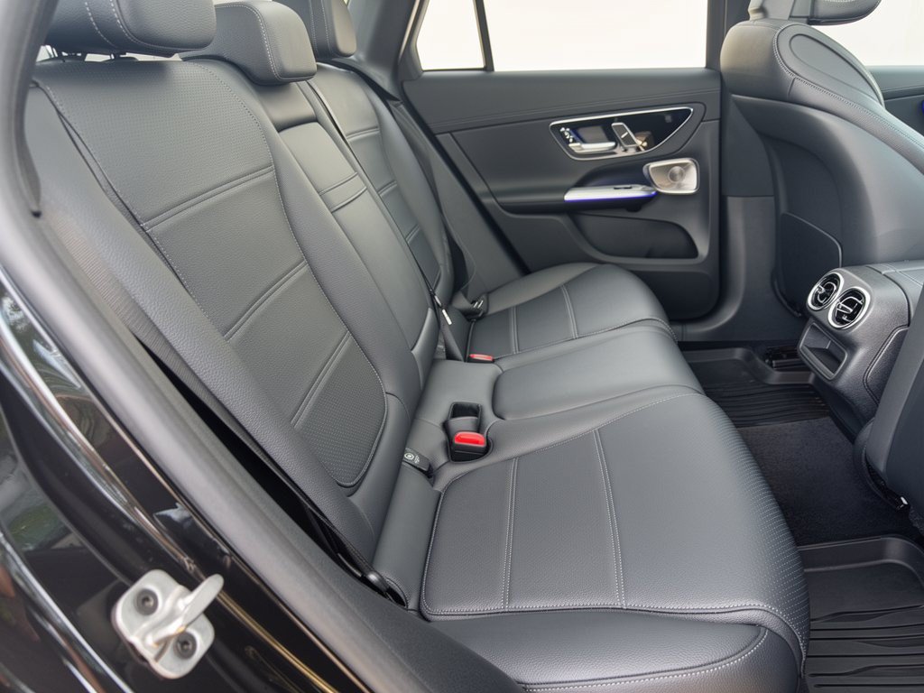 Used 2023 Mercedes-Benz GLC 300 4MATIC image 29