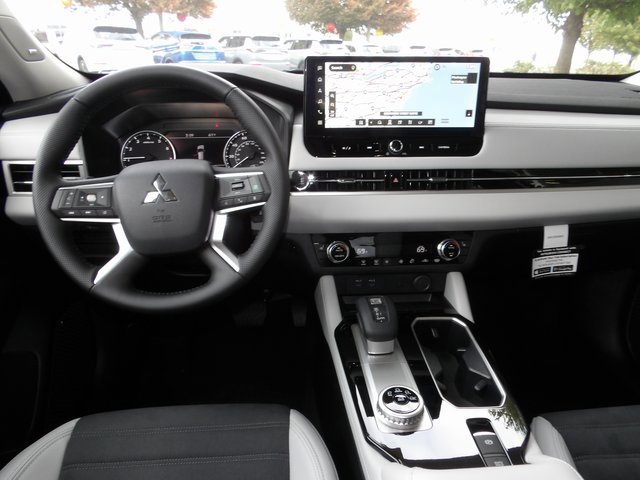 New 2025 Mitsubishi Outlander SE image 14
