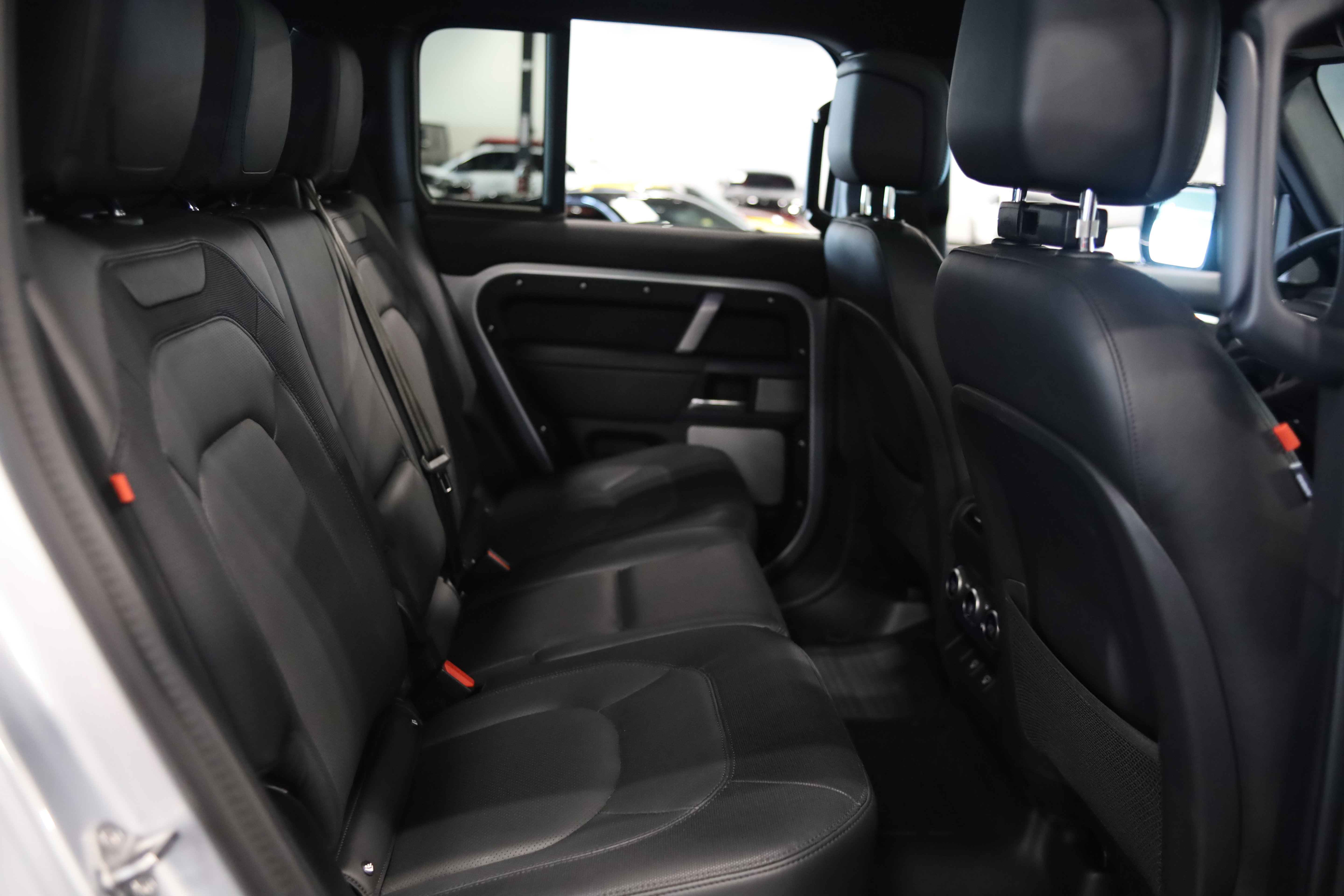 Used 2024 Land Rover Defender 130 X-Dynamic SE AWD/4WD image 36