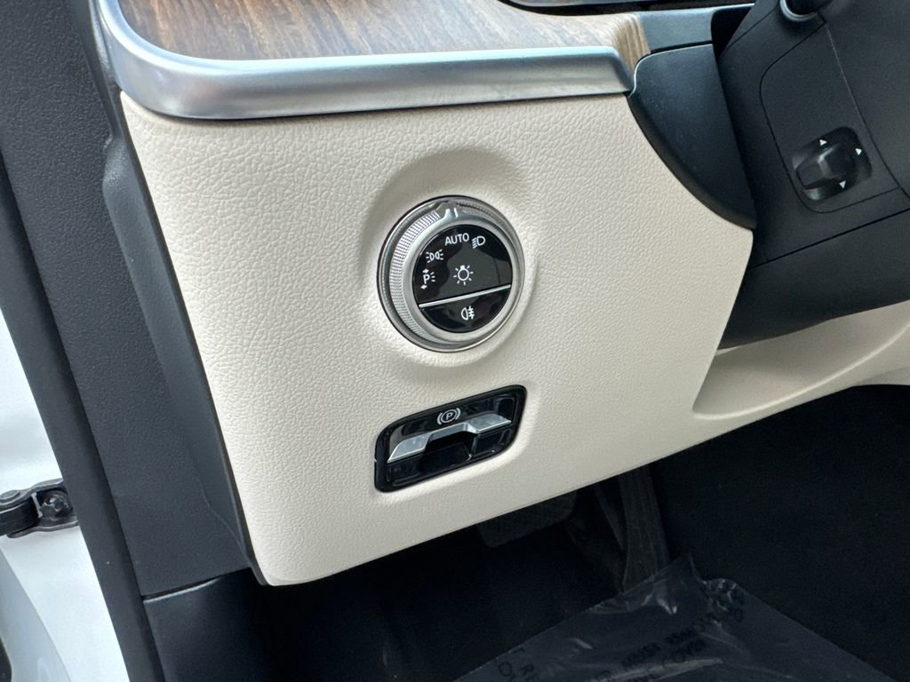 Used 2025 Mercedes-Benz C 300 Sedan image 52