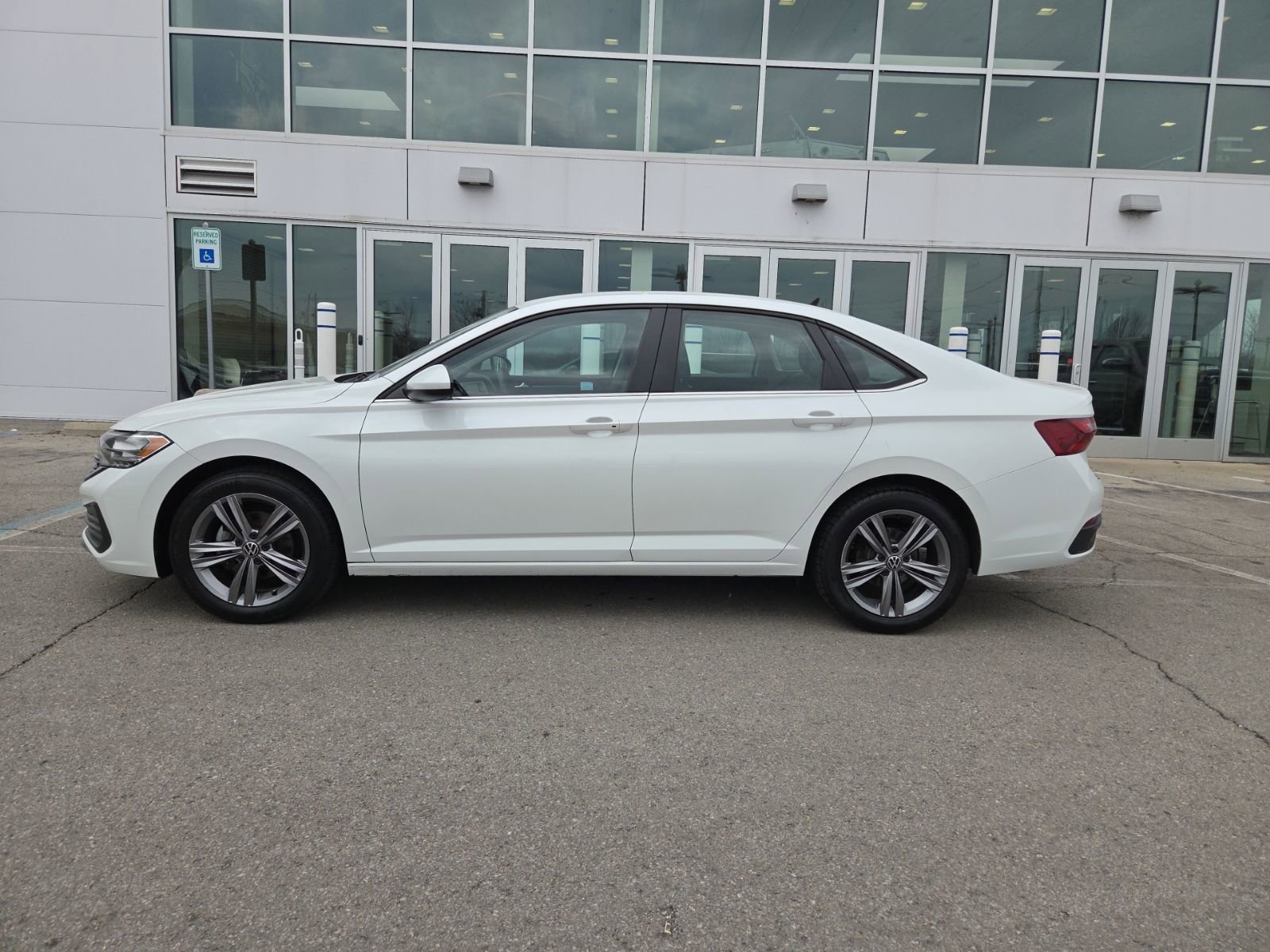 Certified 2022 Volkswagen Jetta SE FWD image 13