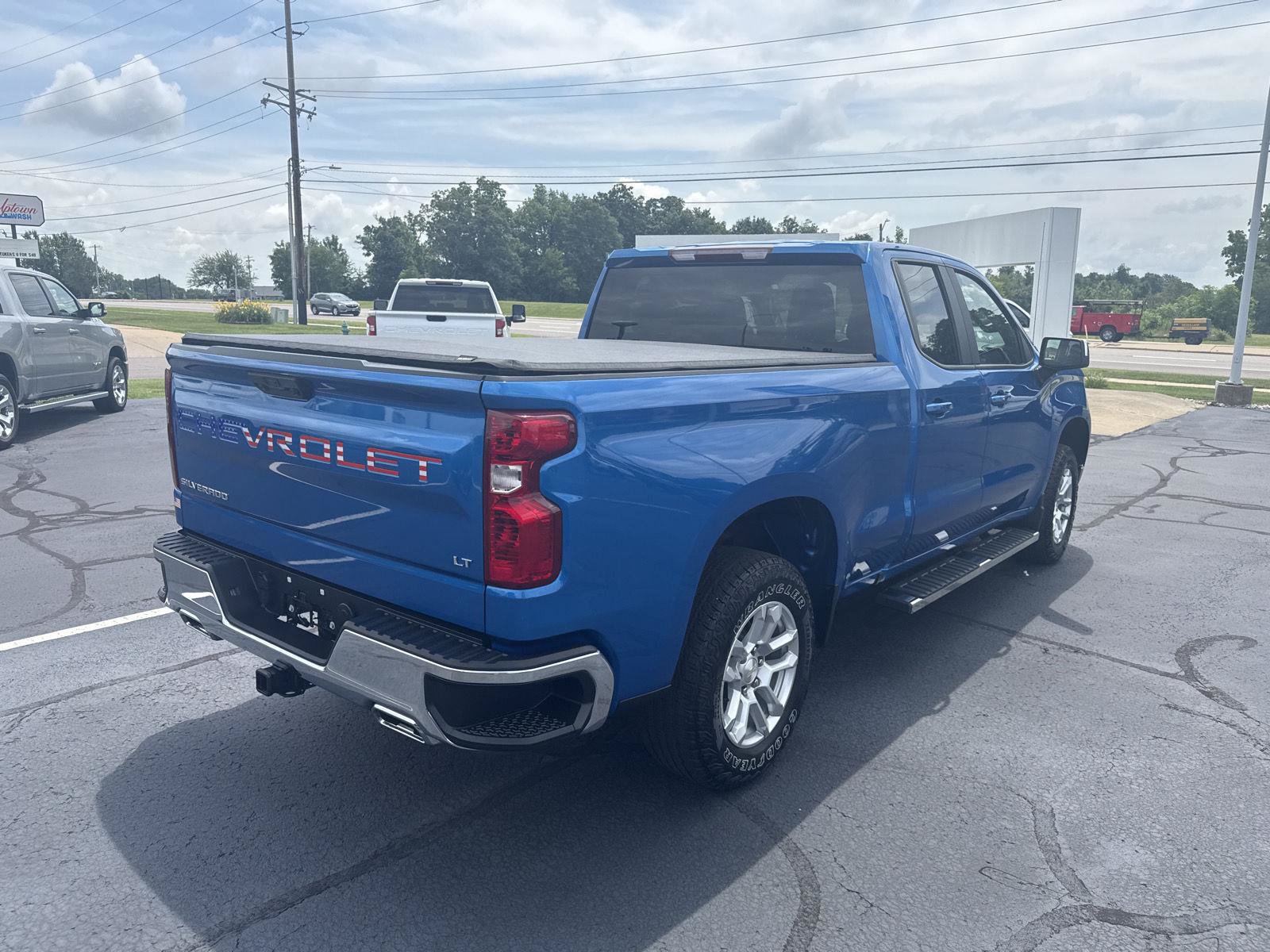 Used 2023 Chevrolet Silverado 1500 LT w/ Z71 Off-Road Package AWD/4WD image 4