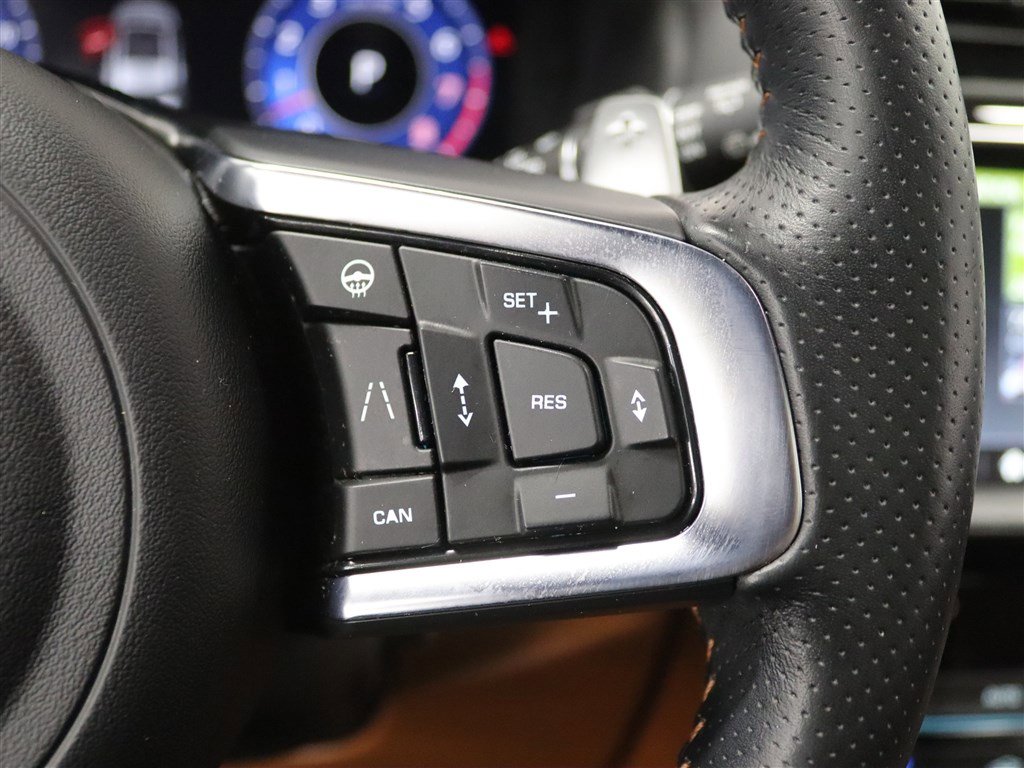 Used 2020 Jaguar F-PACE SVR image 35