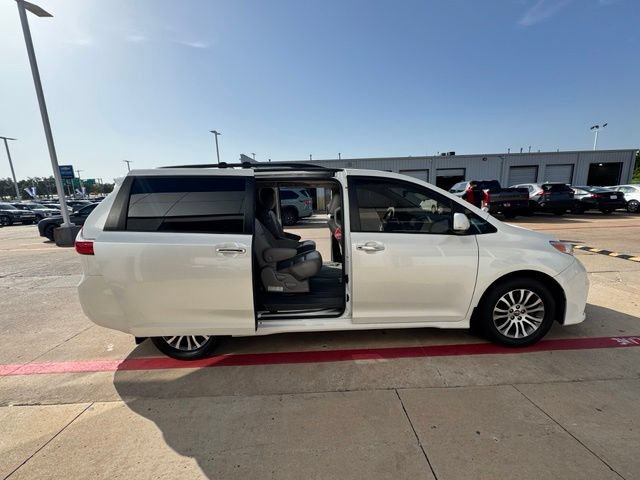Used 2018 Toyota Sienna XLE Premium FWD image 9