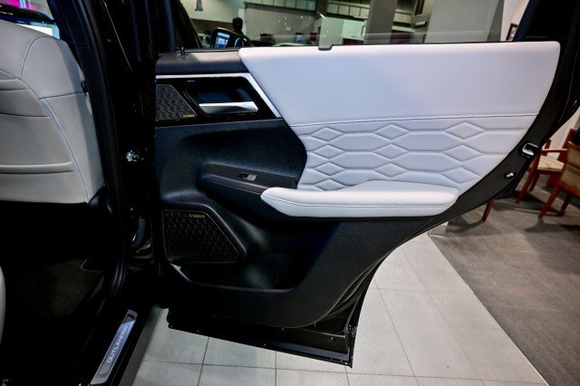 Used 2025 Mitsubishi Outlander AWD image 25