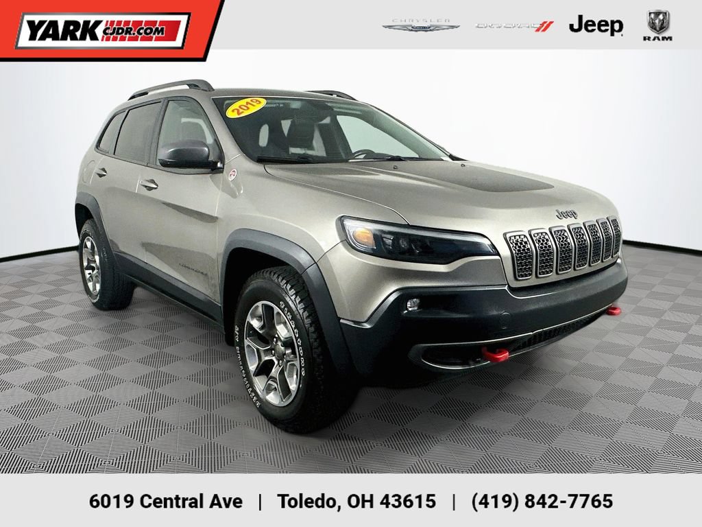 Used 2019 Jeep Cherokee Trailhawk w/ Cold Weather Group AWD/4WD image 1