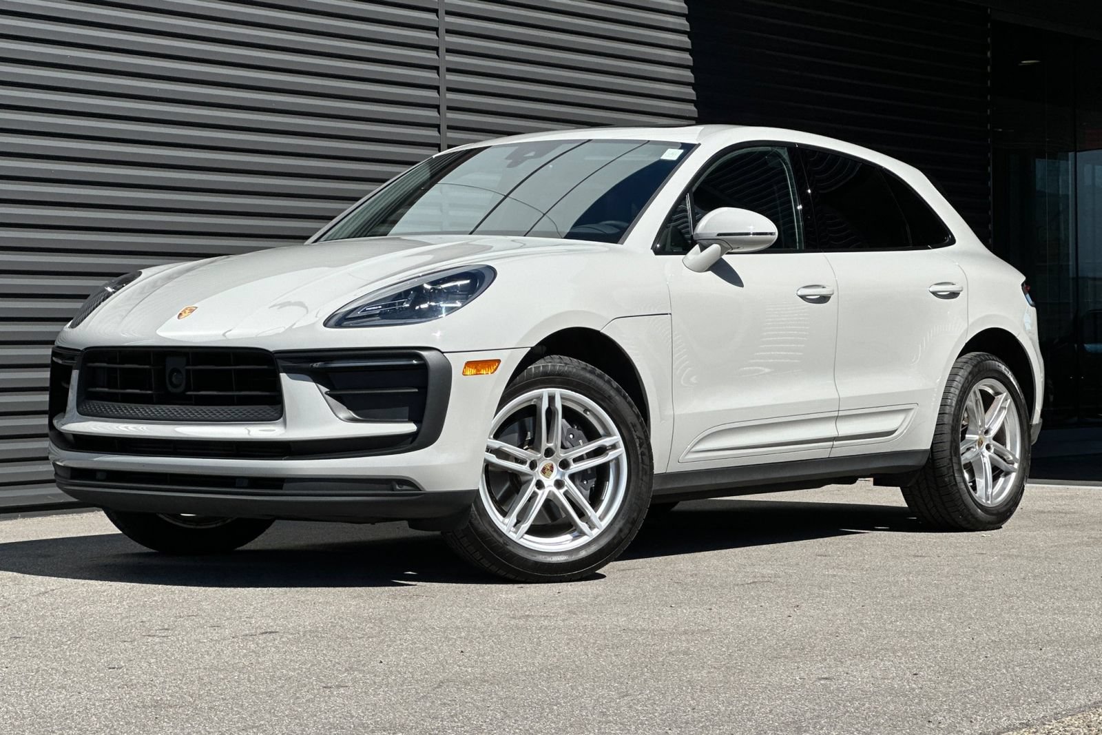 Used 2025 Porsche Macan AWD/4WD image 1