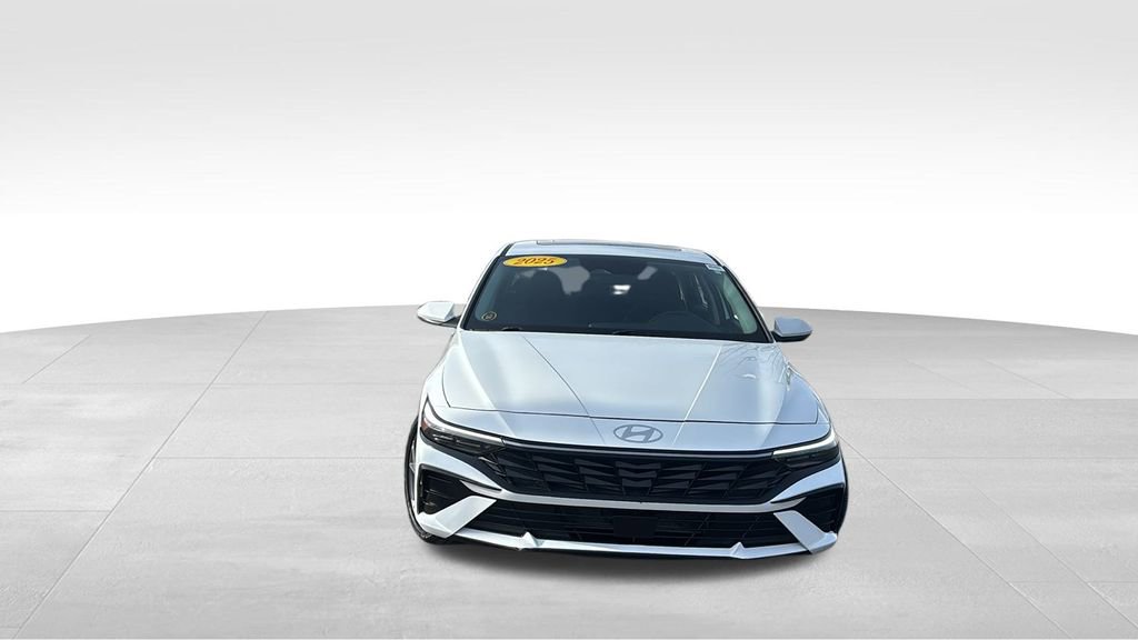 Used 2025 Hyundai Elantra SEL image 2