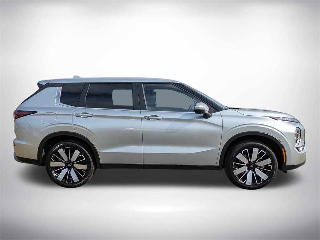 New 2025 Mitsubishi Outlander SE image 3