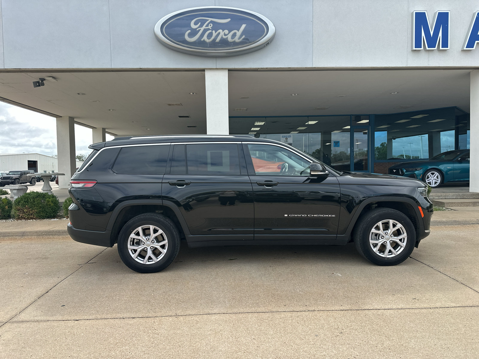 Used 2022 Jeep Grand Cherokee L Limited AWD/4WD image 9