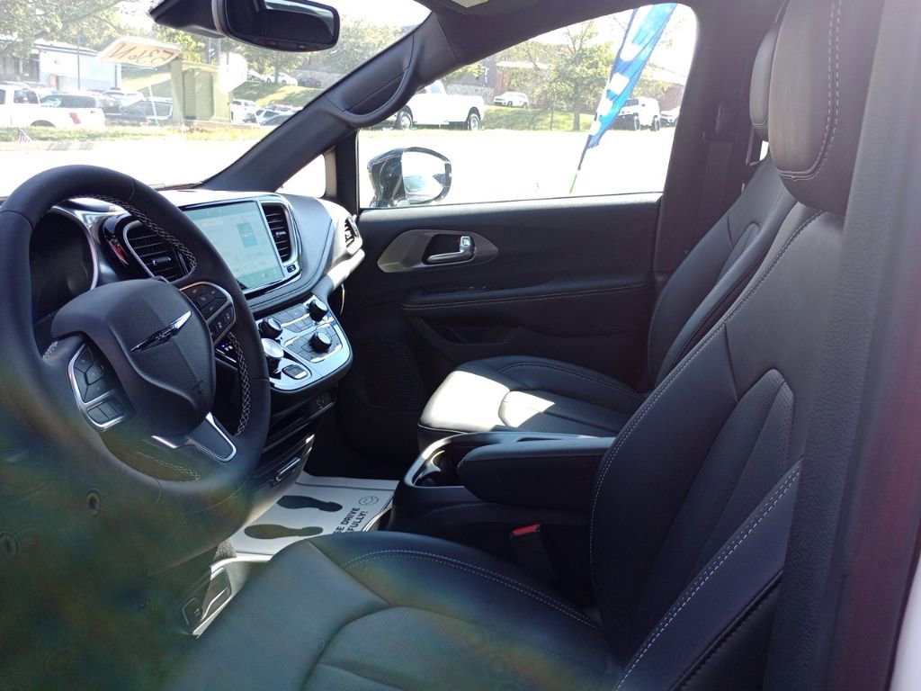 New 2026 Chrysler Pacifica Select image 19