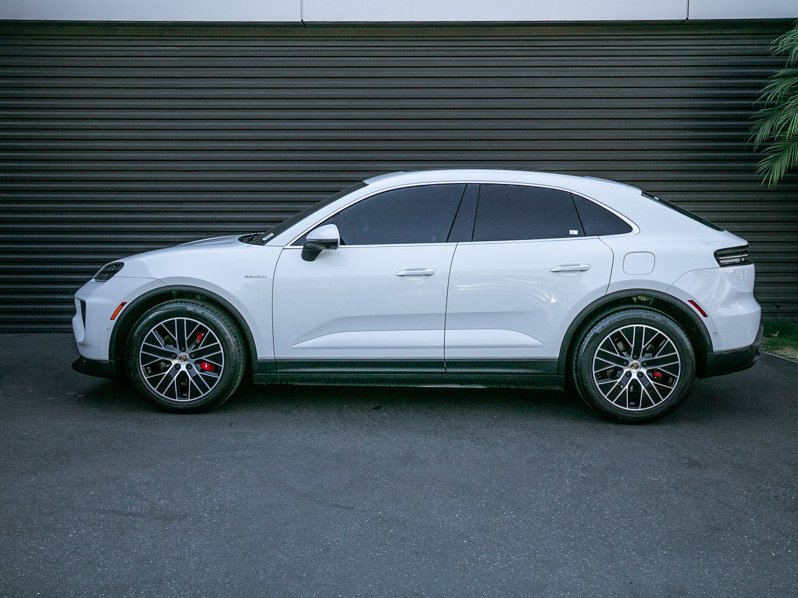 Certified 2025 Porsche Macan 4S Electric AWD/4WD image 2