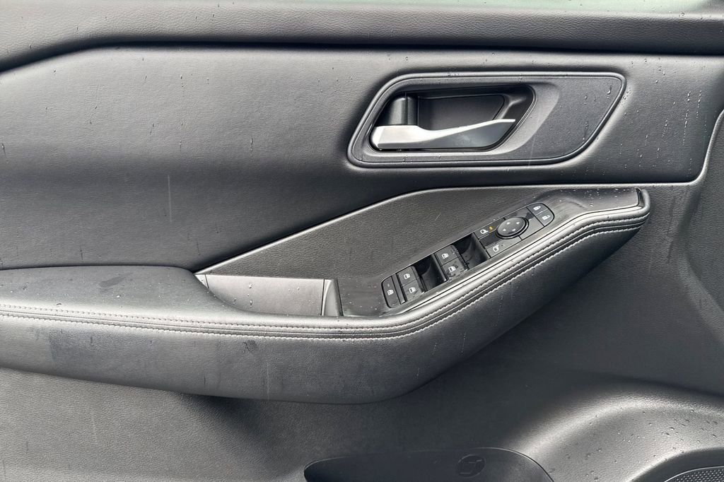 Used 2024 Nissan Rogue SV image 11