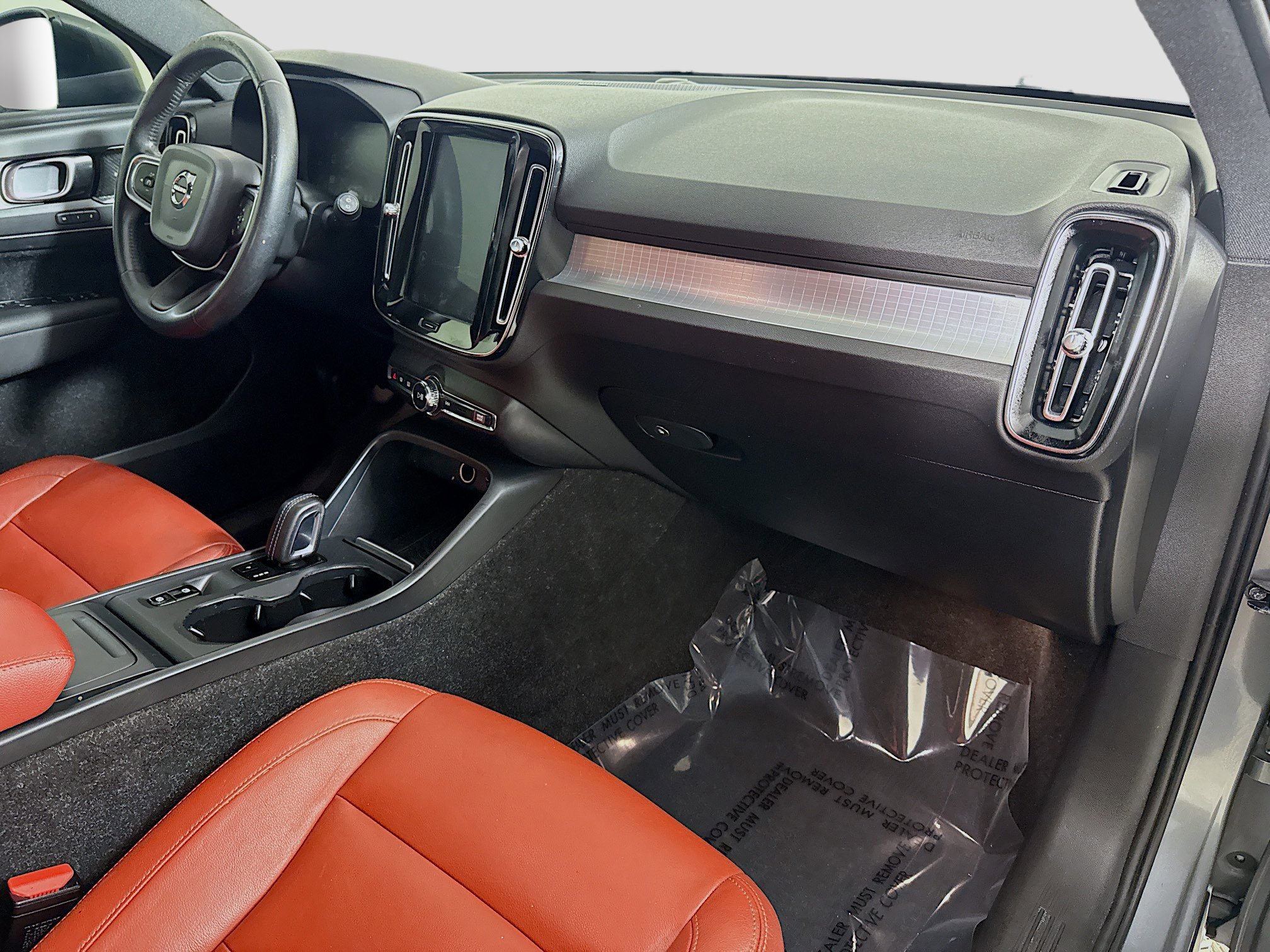 Used 2019 Volvo XC40 T4 Momentum image 30