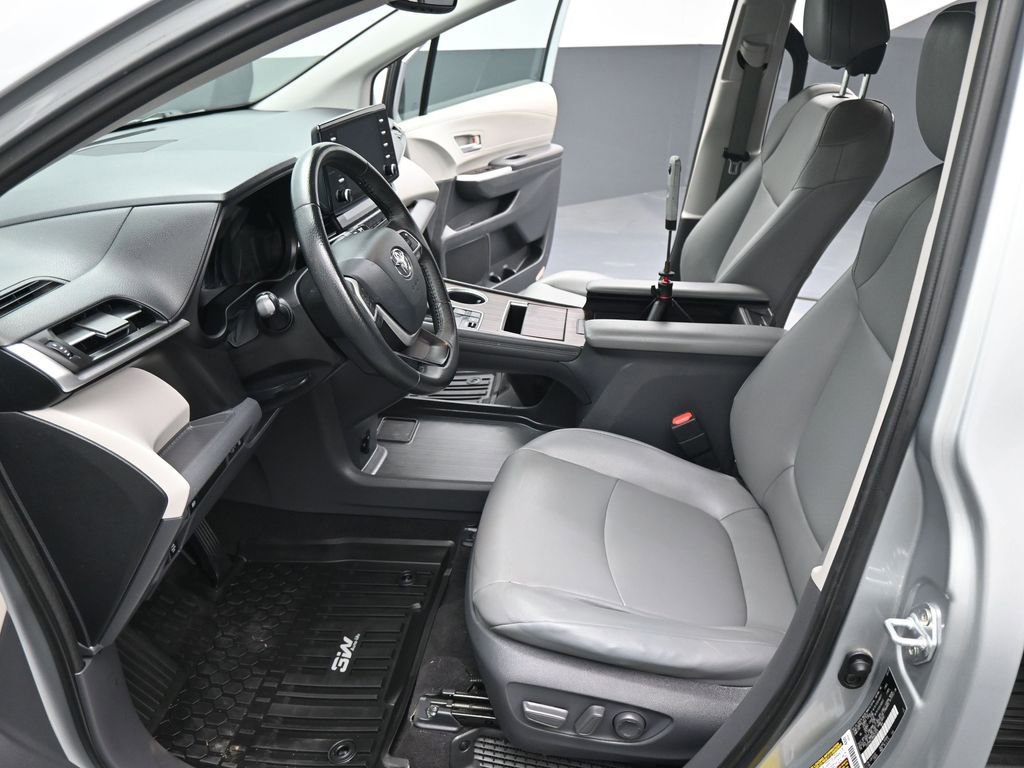 Used 2021 Toyota Sienna XLE image 5