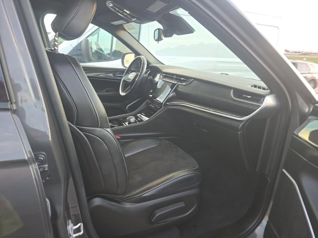 Used 2022 Jeep Grand Cherokee Altitude AWD/4WD image 3