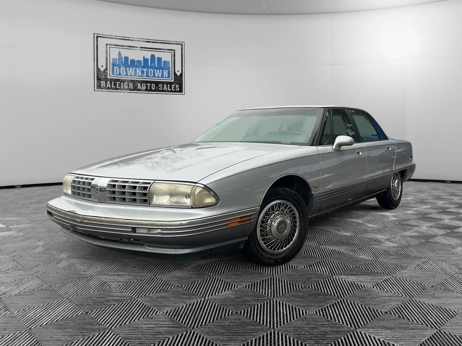 Used 1992 Oldsmobile Ninety-Eight Regency Elite image 2
