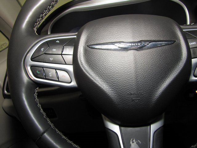 Used 2023 Chrysler Pacifica Touring-L image 5