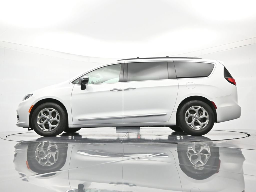 Used 2023 Chrysler Pacifica Limited image 45