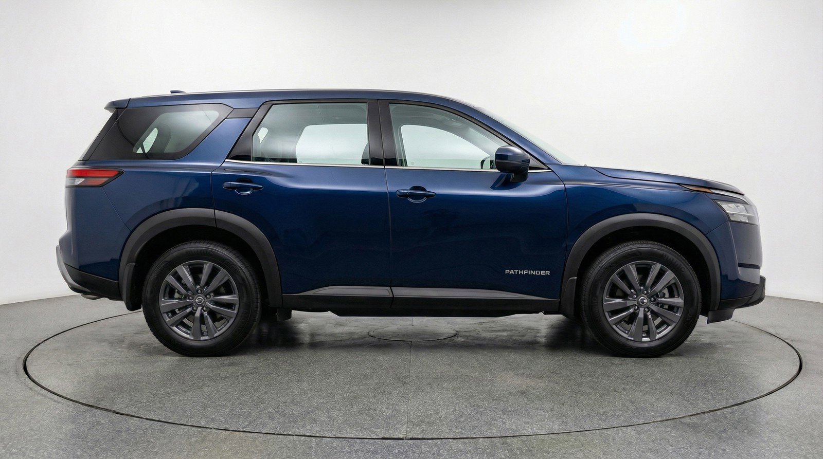 Used 2025 Nissan Pathfinder SV image 11