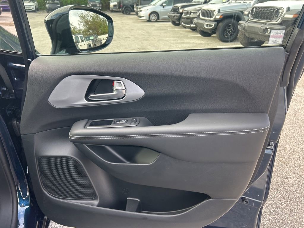 New 2025 Chrysler Pacifica Limited image 26