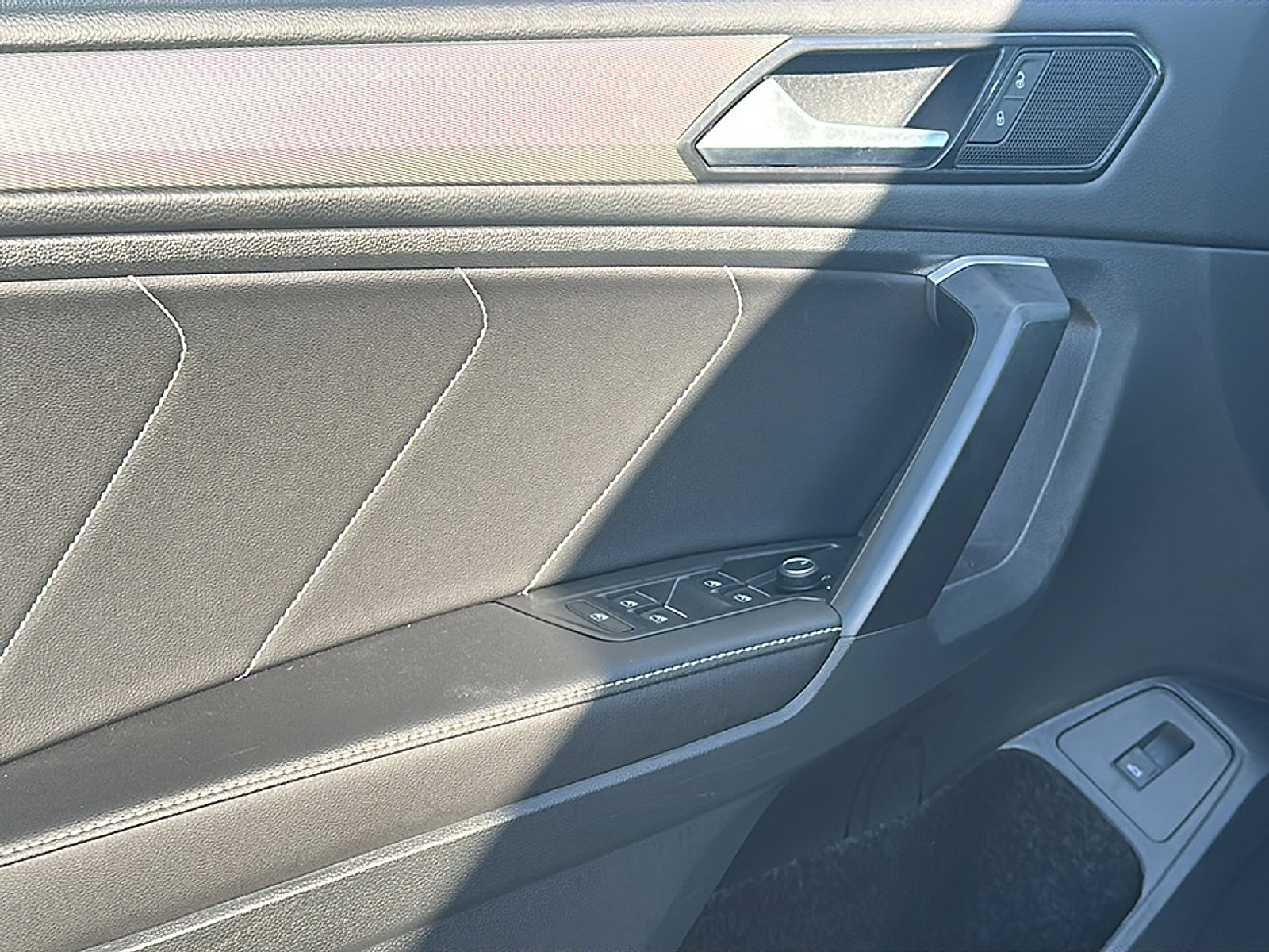 Used 2024 Volkswagen Tiguan SE w/ Panoramic Sunroof Package image 16