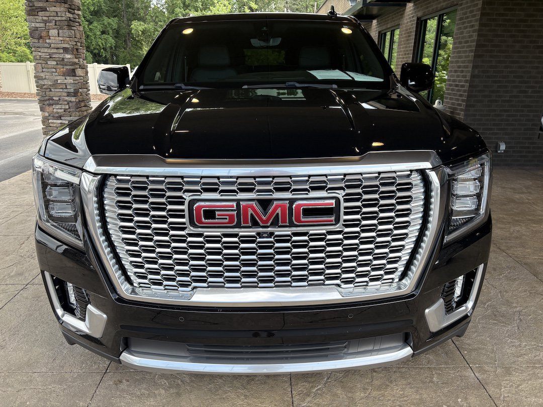 Used 2021 GMC Yukon Denali w/ Denali Premium Package RWD image 3