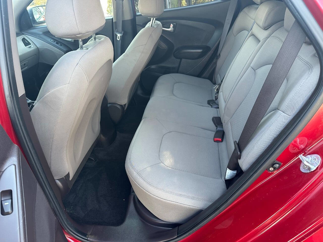 Used 2013 Hyundai Tucson GL FWD image 11