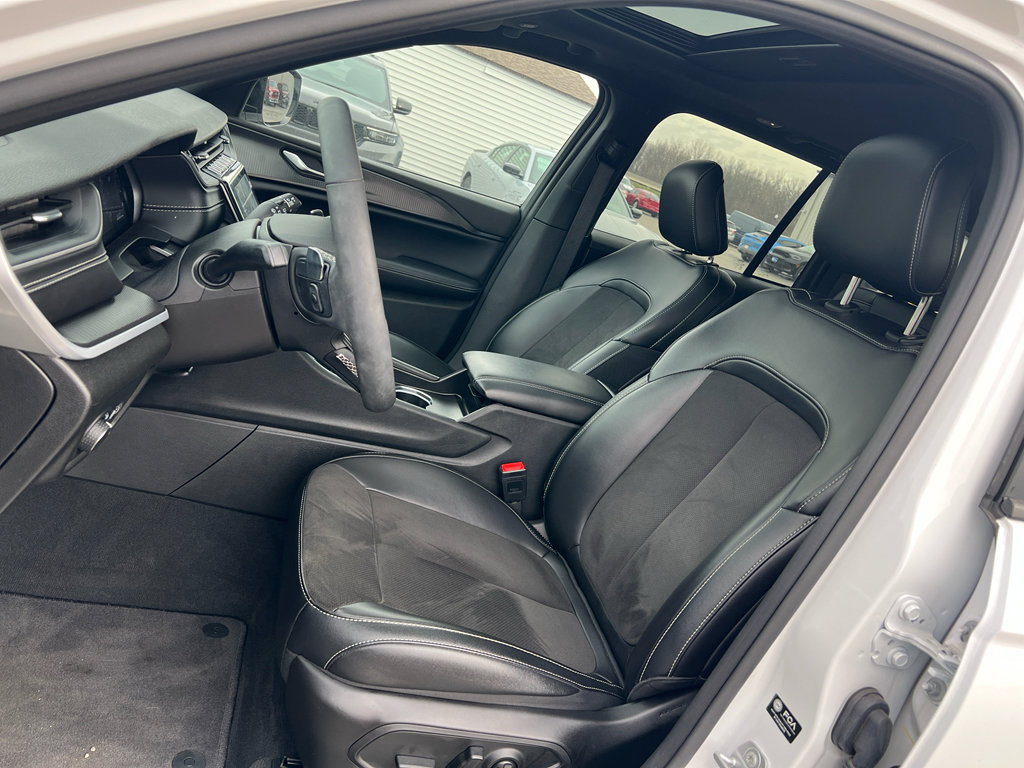 Used 2024 Jeep Grand Cherokee Altitude image 10