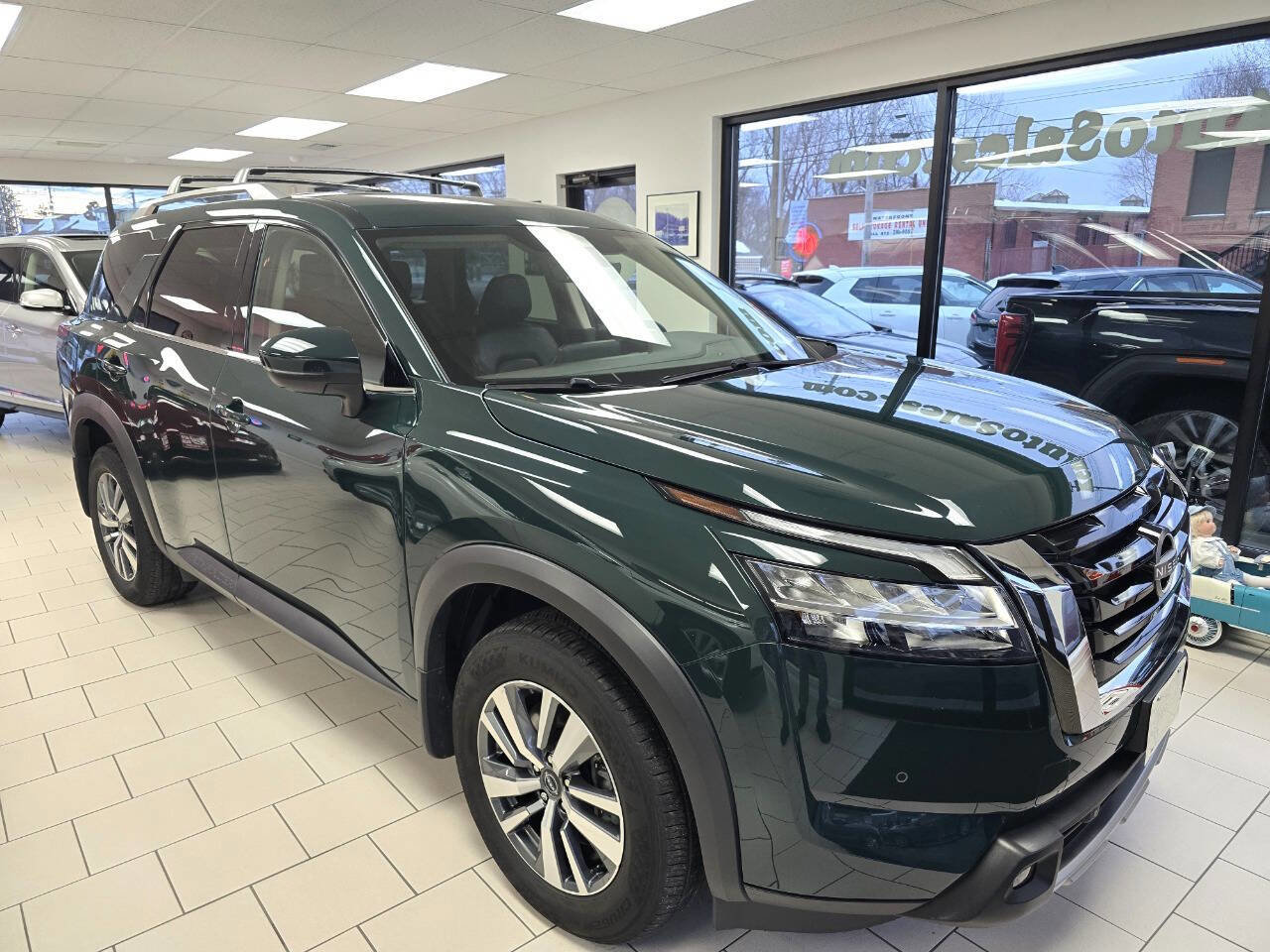 Used 2023 Nissan Pathfinder SL AWD/4WD image 3