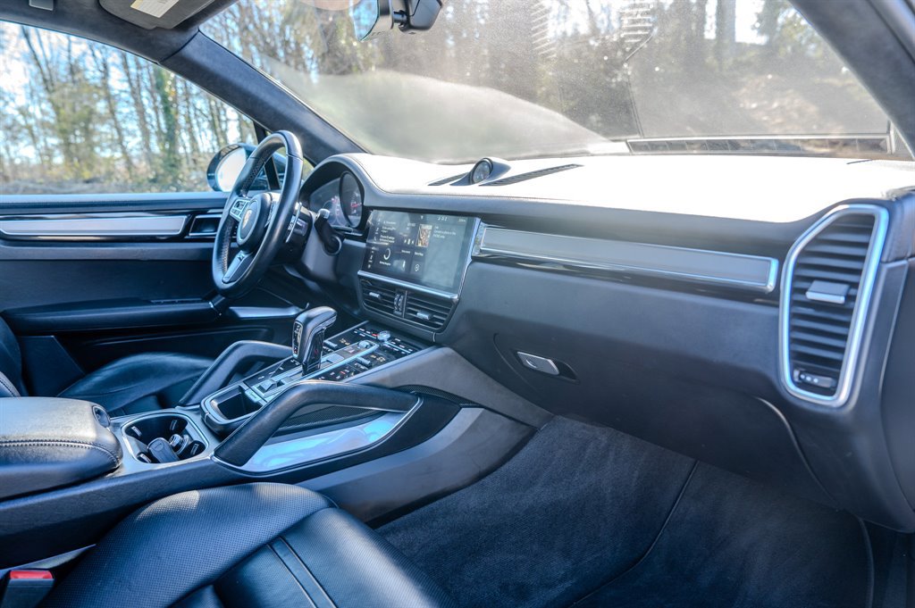 Used 2019 Porsche Cayenne Turbo w/ Sportdesign Package image 32