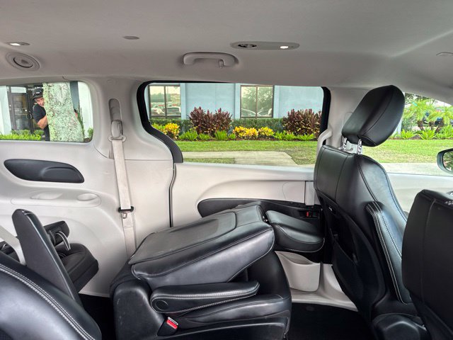 Used 2023 Chrysler Pacifica Touring-L FWD image 14