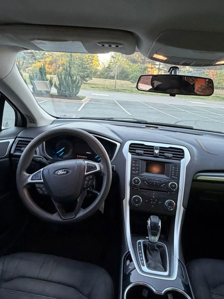 Used 2015 Ford Fusion SE image 16