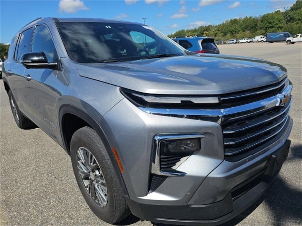 Used 2024 Chevrolet Traverse LT