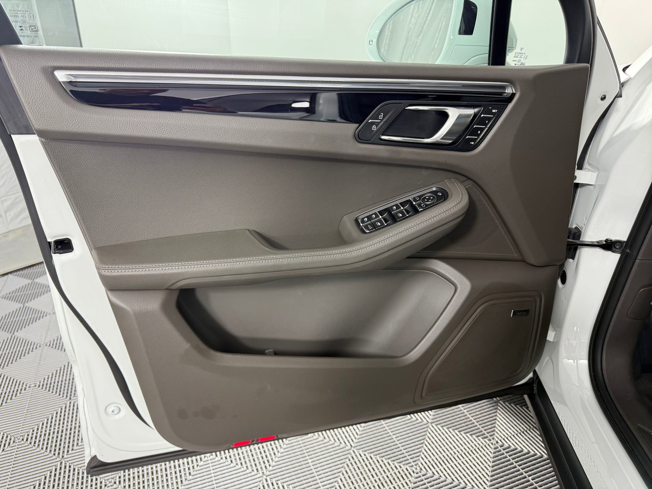 New 2025 Porsche Macan image 14