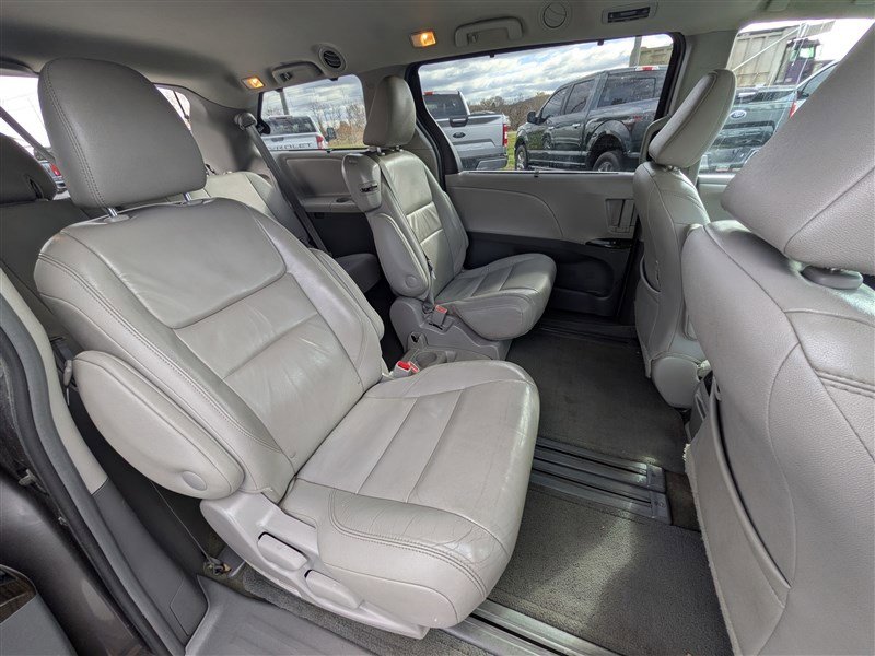 Used 2015 Toyota Sienna XLE w/ XLE Navigation Package image 17