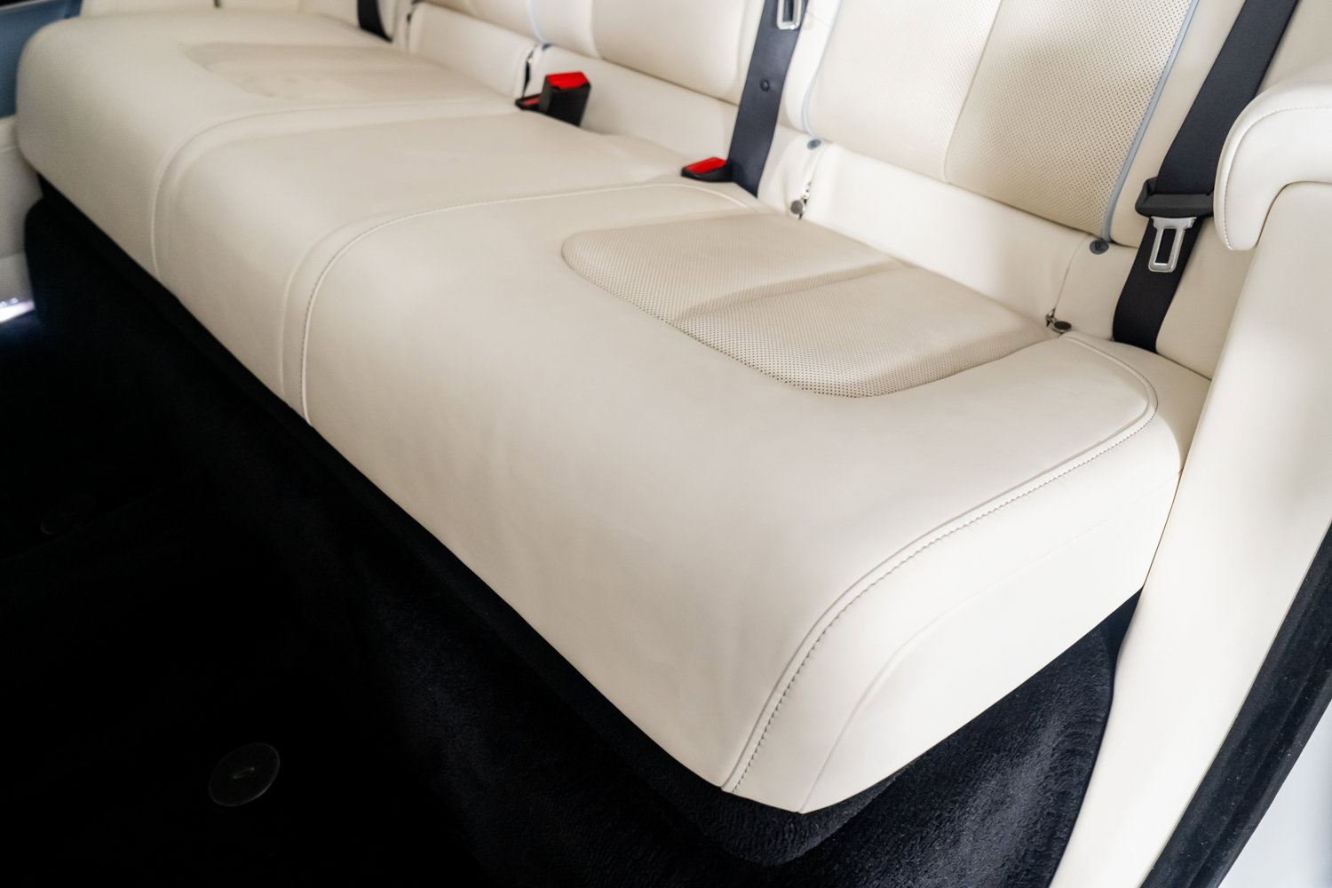 Used 2023 Rolls-Royce Cullinan Black Badge image 31