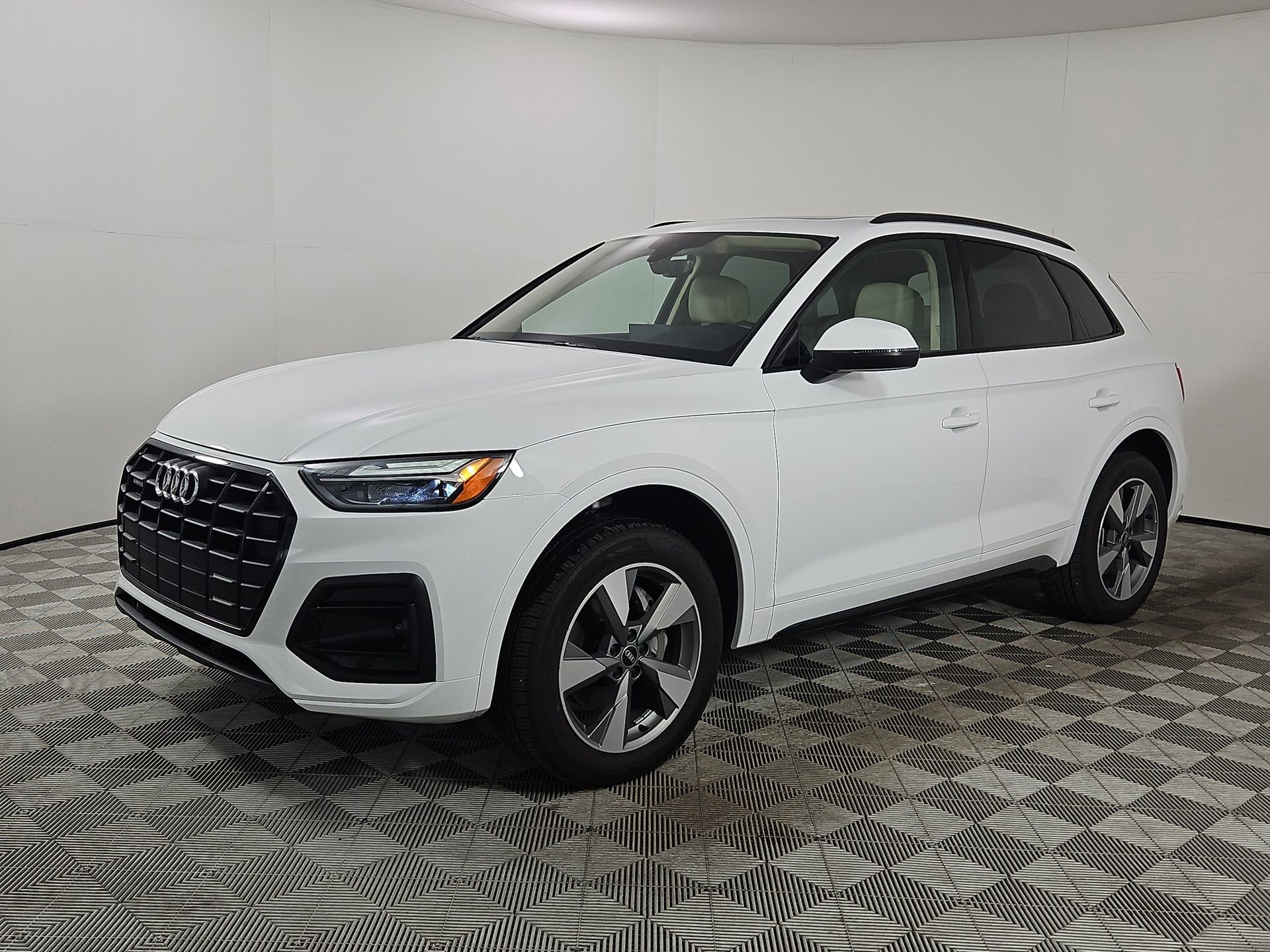 Certified 2025 Audi Q5 2.0T Premium w/ Convenience Plus Package image 3