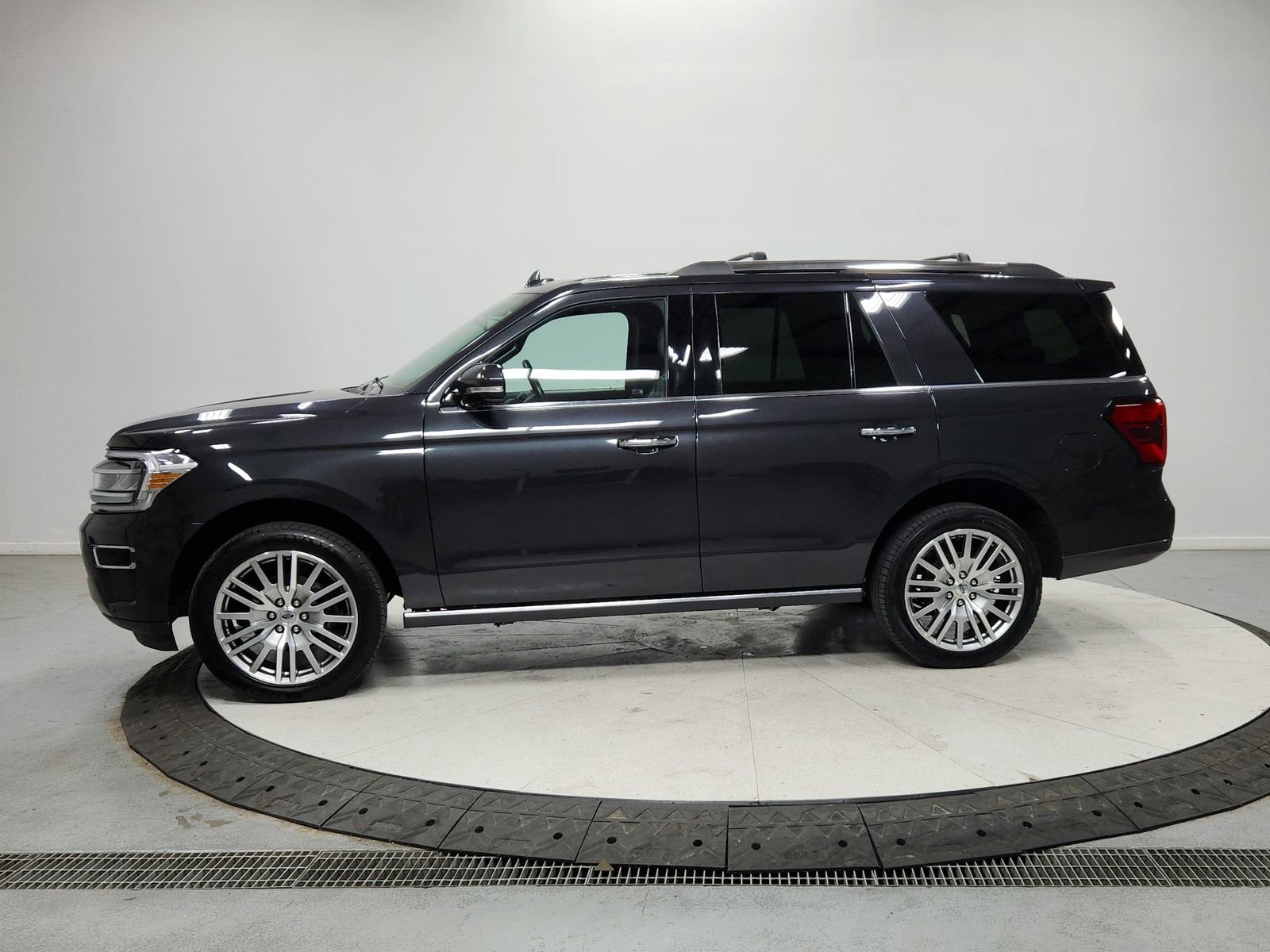 Used 2024 Ford Expedition Limited image 4