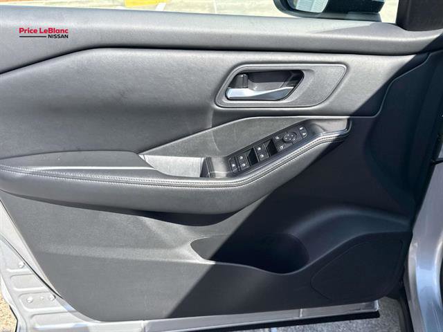 Used 2025 Nissan Rogue SV FWD image 18