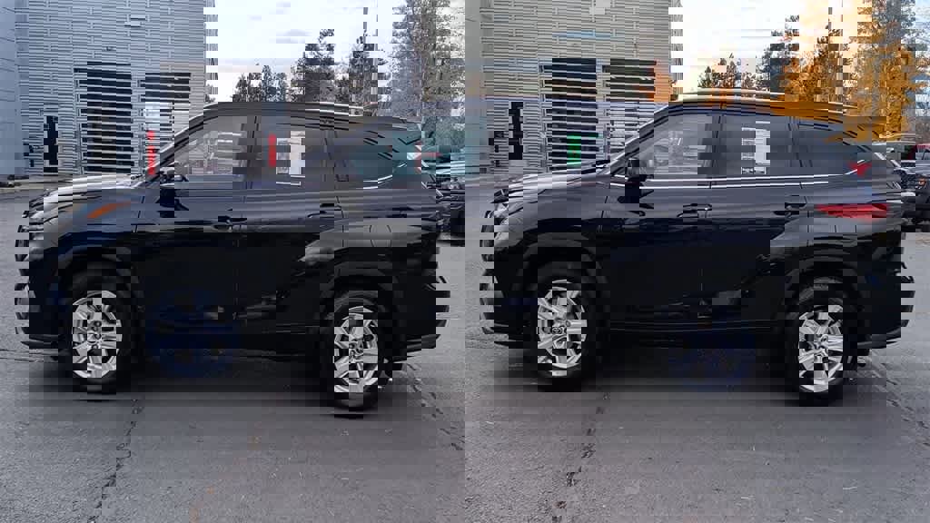 Used 2022 Toyota Highlander LE image 5