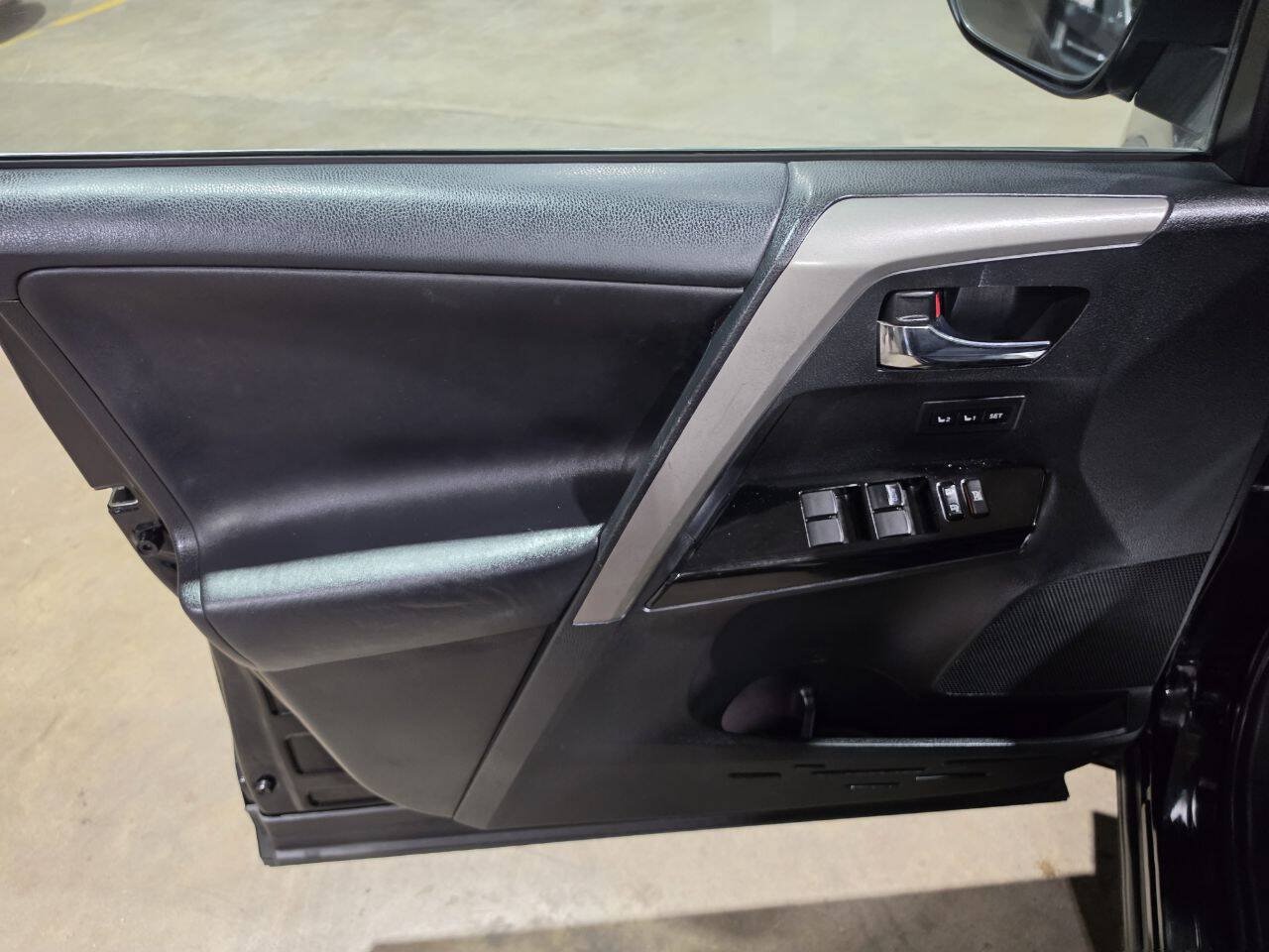 Used 2016 Toyota RAV4 Limited AWD/4WD image 23