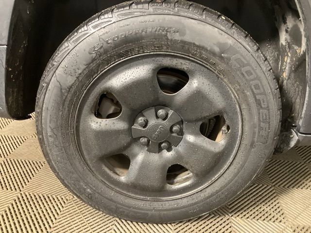 Used 2016 Jeep Cherokee Sport image 23