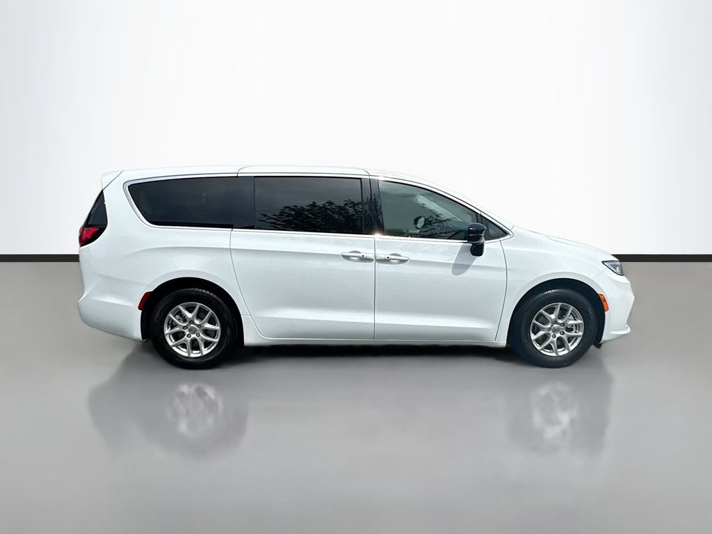 Used 2024 Chrysler Pacifica Touring-L FWD image 9