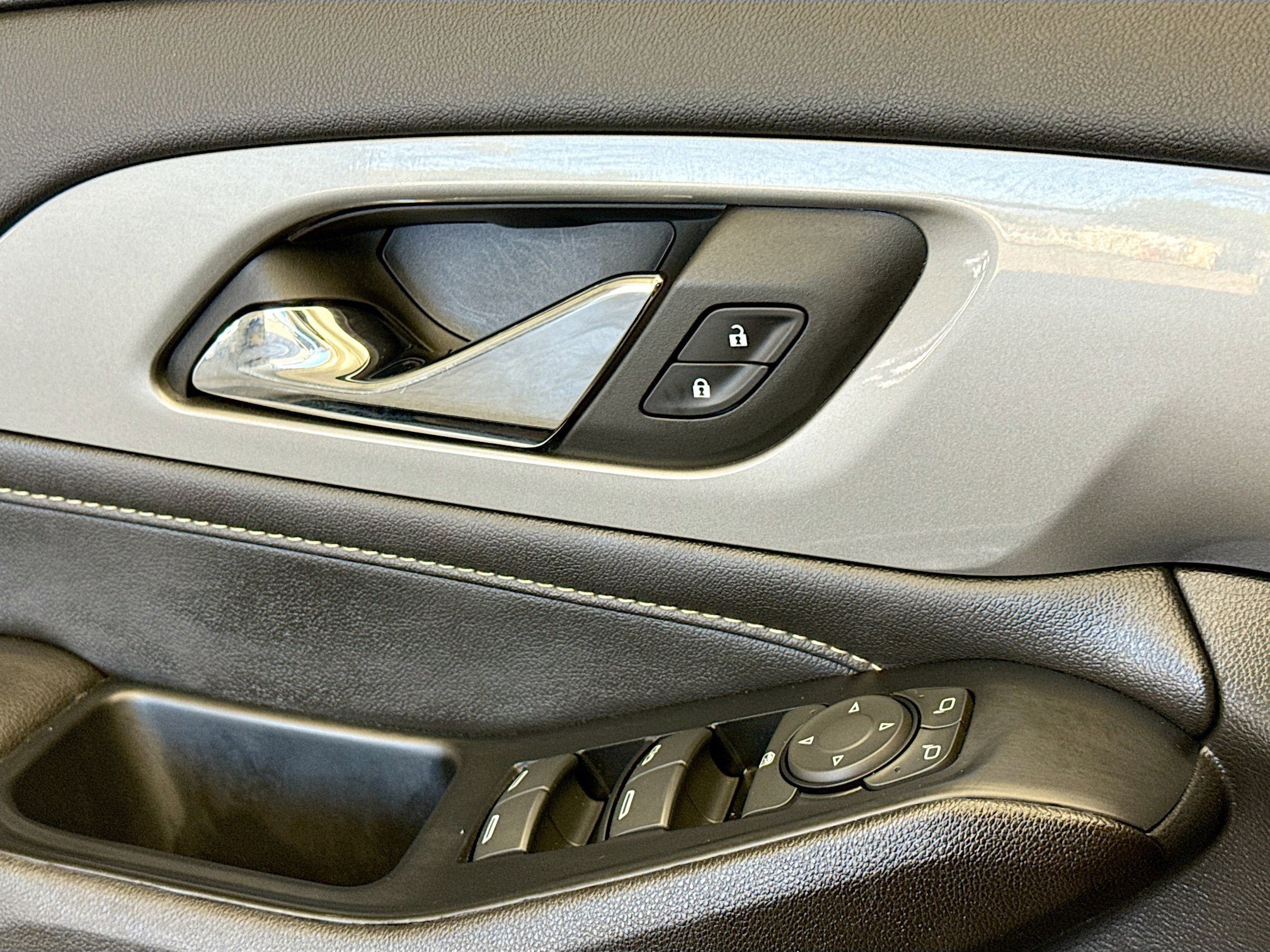 Used 2023 Chevrolet Traverse LT image 13