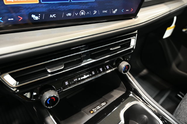 New 2027 Chevrolet Traverse LT w/ LPO, Floor Liner Package FWD image 18