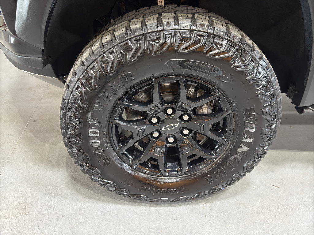 Used 2025 Chevrolet Colorado ZR2 w/ Midnight Edition AWD/4WD image 9